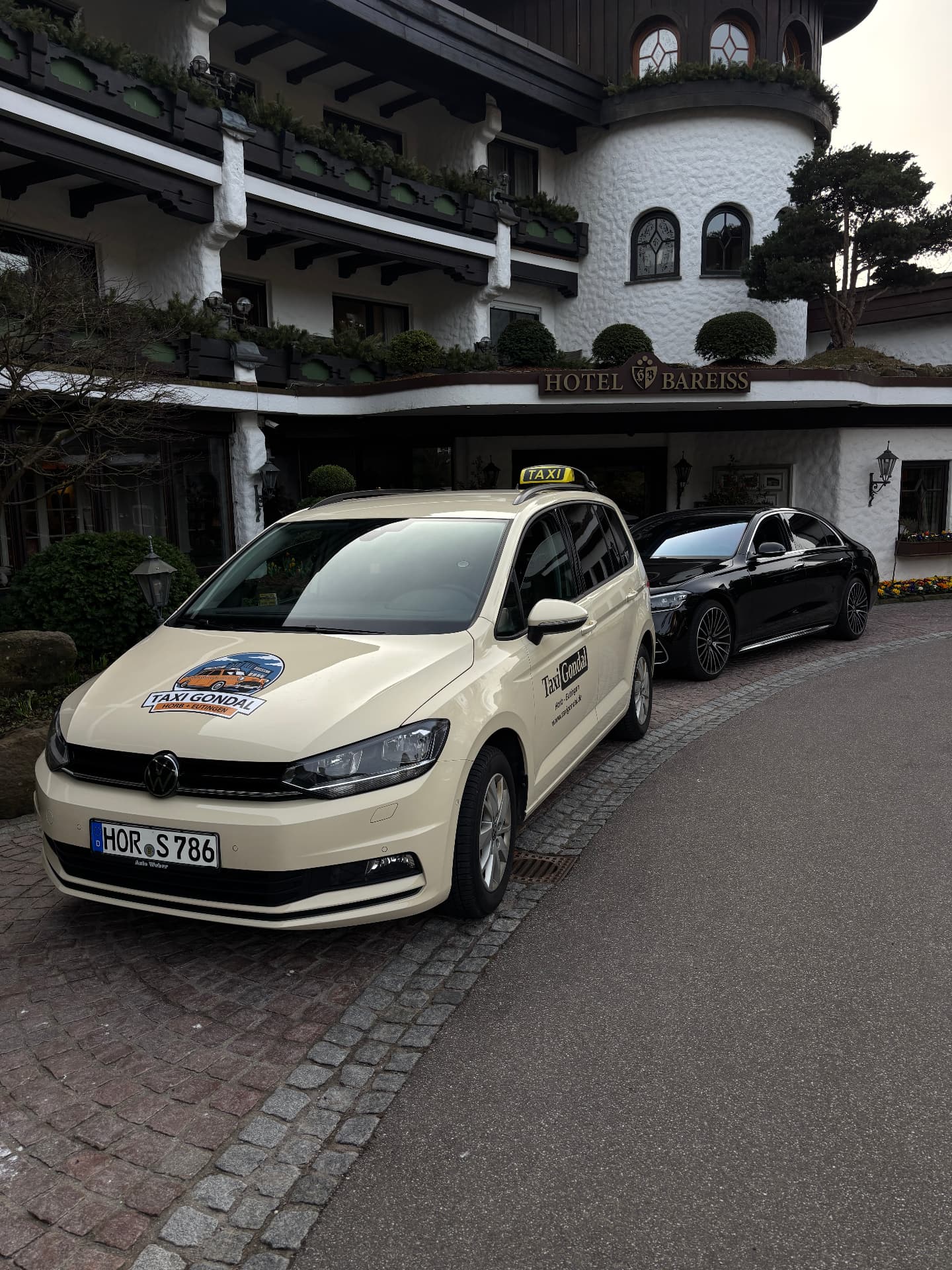 VW Touran von Taxi Gondal vor dem Hotel Bareiss