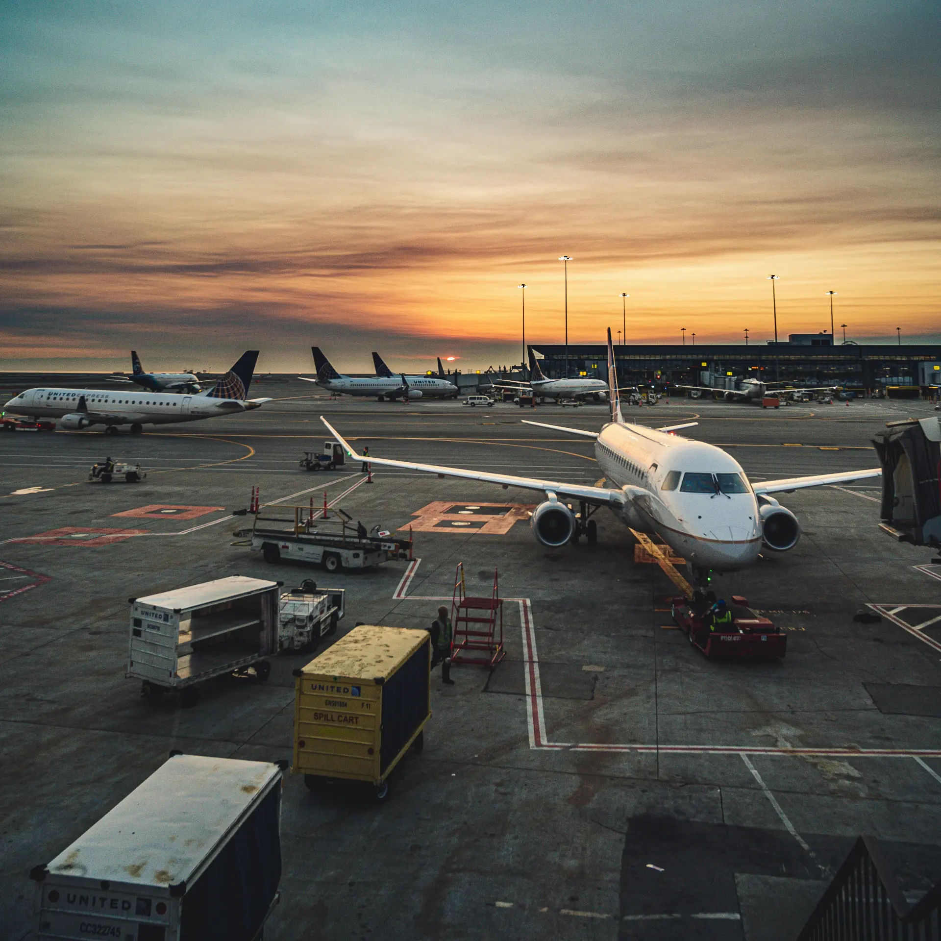 Flughafentransfer mit Taxi Gondal – Flugzeug am Terminal bei Dämmerung