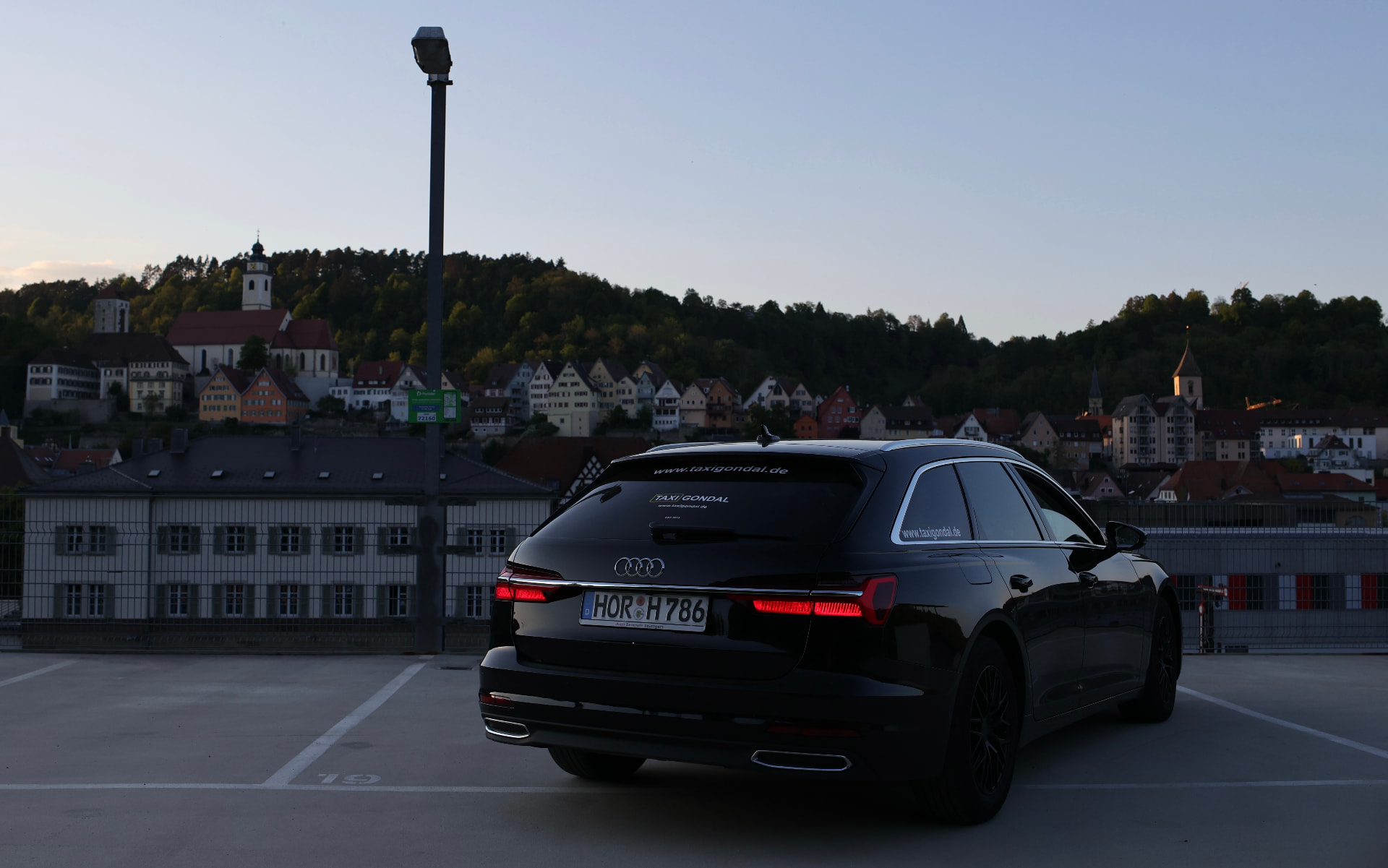 Audi A6 von Taxi Gondal vor der Horber Altstadt in der Abenddämmerung